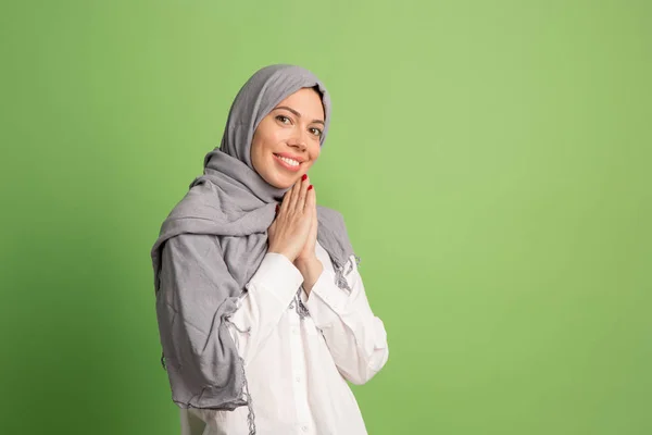 Mujer árabe feliz en hiyab. Retrato de chica sonriente, posando en el fondo del estudio —  Fotos de Stock