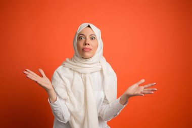 Hijab mutlu sürpriz Arap kadın. Kırmızı studio geçmiş vasıl poz gülümseyen kız portresi. Genç duygusal kadın. İnsan duyguları, yüz ifadesi kavramı. Önden görünüm.