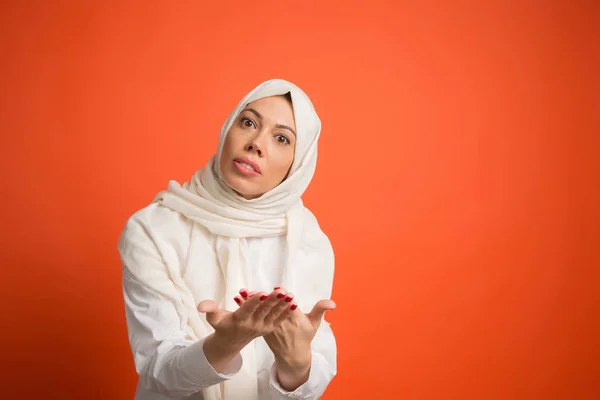 Krangling, argumentering. Arab kvinne i hijab. Portrett av en jente med bakgrunn fra studioet – stockfoto