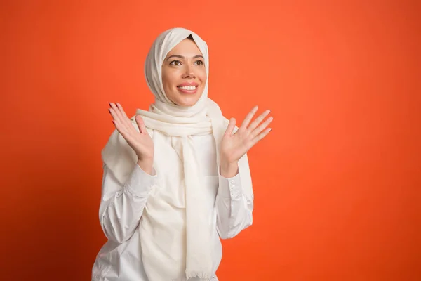 Gelukkig Arabische vrouw in hijab. Portret van lachende meisje, die zich voordeed bij studio achtergrond — Stockfoto