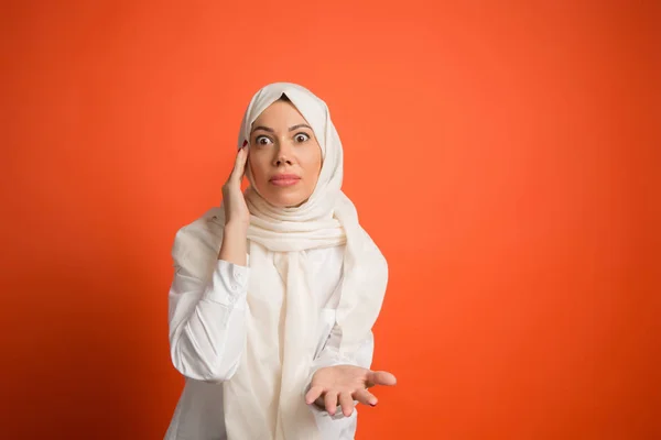 Betogen, ruzie concept. Arabische vrouw in hijab. Portret van het meisje, die zich voordeed bij studio achtergrond — Stockfoto