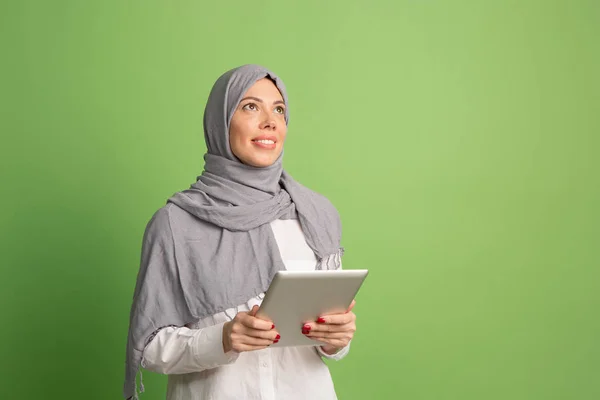 Felice araba in hijab. Ritratto di ragazza sorridente, posa sullo sfondo dello studio — Foto Stock