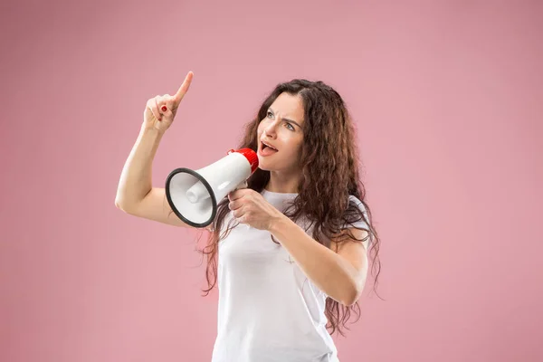 Mulher fazendo anúncio com megafone — Fotografia de Stock