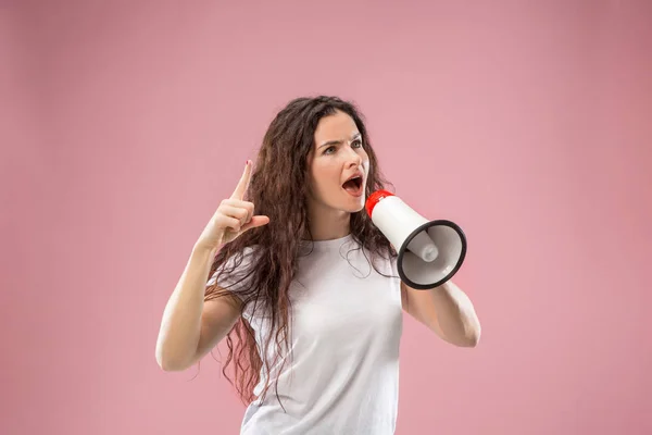 Mulher fazendo anúncio com megafone — Fotografia de Stock