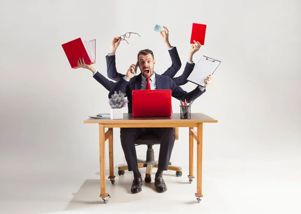 Geschäftsmann mit vielen Händen im eleganten Anzug, der mit Papier, Dokument, Vertrag, Ordner, Businessplan arbeitet. — Stockfoto