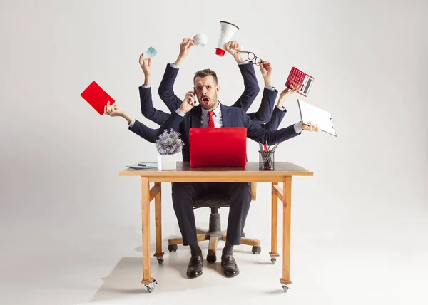 Hombre de negocios con muchas manos en traje elegante trabajando con papel, documento, contrato, carpeta, plan de negocios . — Foto de Stock