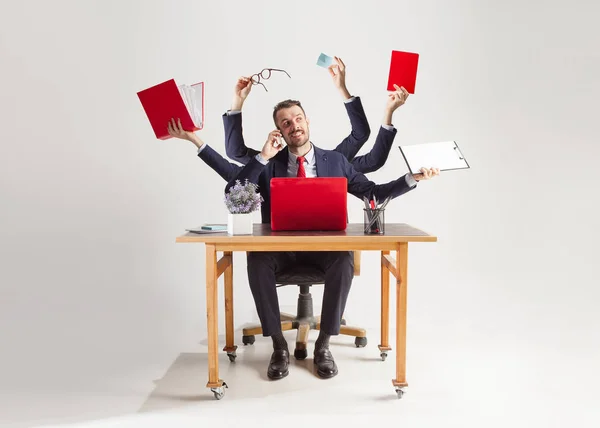 Бизнесмен со многими руками в элегантном костюме работает с бумагой, документом, контрактом, папкой, бизнес-планом . — стоковое фото