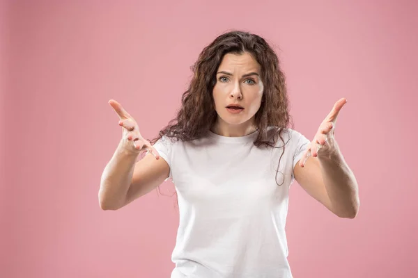 Hermoso retrato femenino de media longitud aislado en el fondo del estudio rosa. La joven mujer emocional sorprendida —  Fotos de Stock