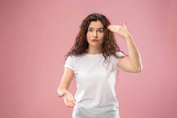 Bellissimo ritratto femminile a mezza lunghezza isolato sul backgroud studio rosa. La giovane donna sorpresa emotiva — Foto Stock