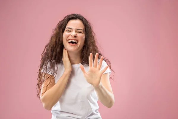 Ayakta ve pembe bir arka plan karşı gülümseyerek mutlu bir iş kadını. — Stok fotoğraf