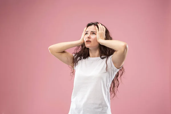 Schöne Frau sieht verwirrt isoliert auf rosa — Stockfoto