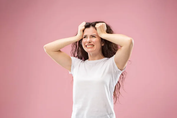 Mulher bonita olhando desnorteado isolado em rosa — Fotografia de Stock