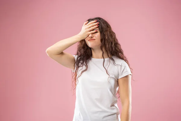 Mooie vrouw op zoek verbijsterd geïsoleerd op roze — Stockfoto