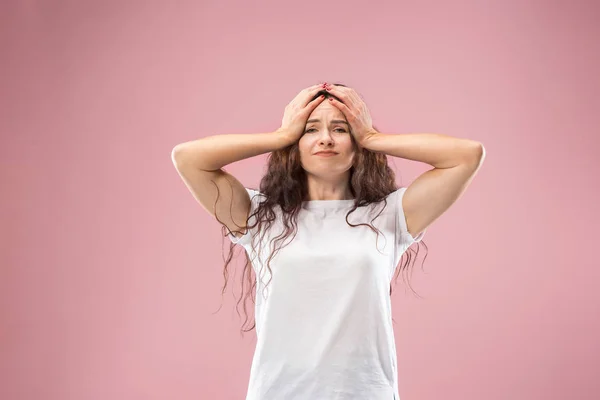 Vrouw Met Hoofdpijn Geïsoleerd Roze Achtergrond Zakenvrouw Permanent Met Pijn — Stockfoto