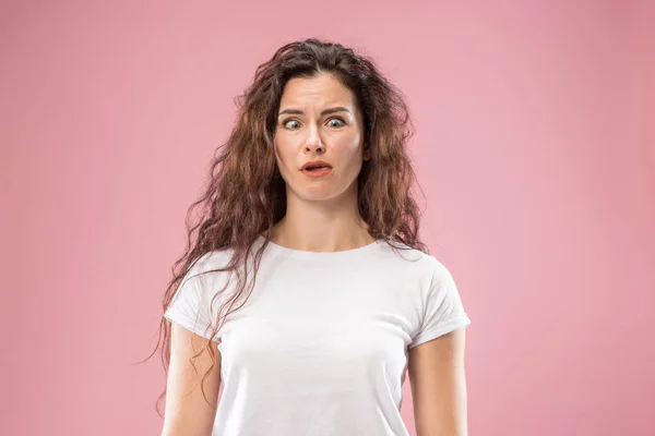 Mooie vrouw in stress geïsoleerd op roze — Stockfoto