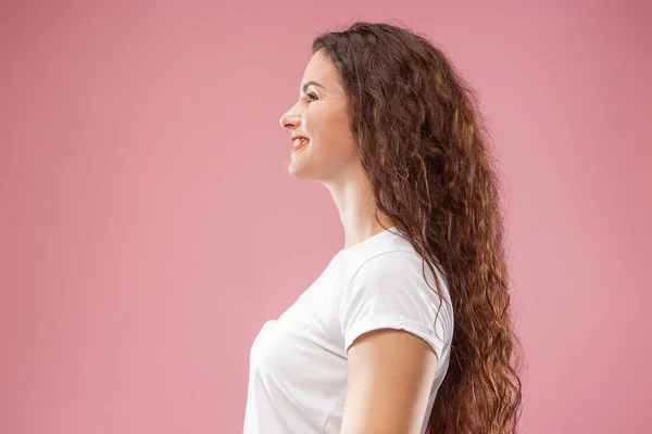 Die glückliche Geschäftsfrau, die vor rosa Hintergrund steht und lächelt. — Stockfoto