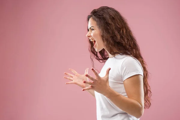 Ο νεαρός συναισθηματική θυμωμένη γυναίκα ουρλιάζοντας σε φόντο ροζ studio — Φωτογραφία Αρχείου