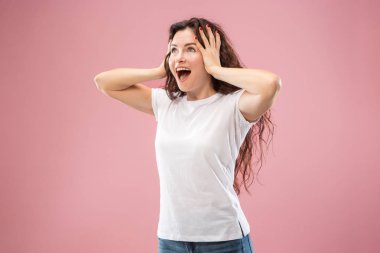 Güzel kadın sürpriz izole üzerinde pembe arıyor