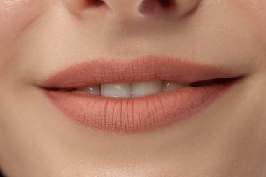 Mükemmel dudaklar. Seksi kız ağzını kapatın. Güzellik genç kadın gülümseme.