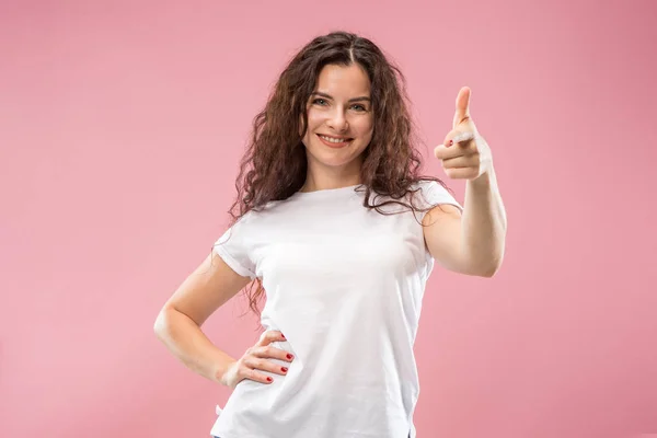 A mulher de negócios feliz de pé e sorrindo contra fundo rosa . — Fotografia de Stock