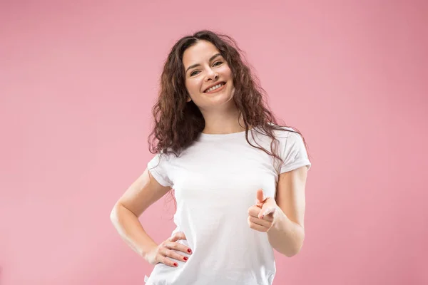 A mulher de negócios feliz de pé e sorrindo contra fundo rosa . — Fotografia de Stock