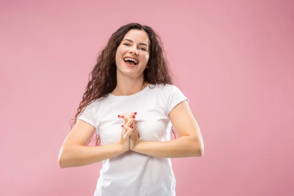Die glückliche Geschäftsfrau, die vor rosa Hintergrund steht und lächelt. — Stockfoto