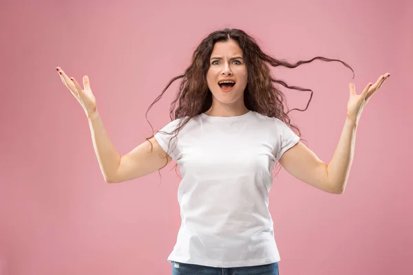 Portret van een boze vrouw kijken camera geïsoleerd op een roze achtergrond — Stockfoto