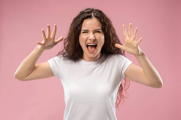 Bir pembe izole kızgın bir kadın portresi — Stok fotoğraf