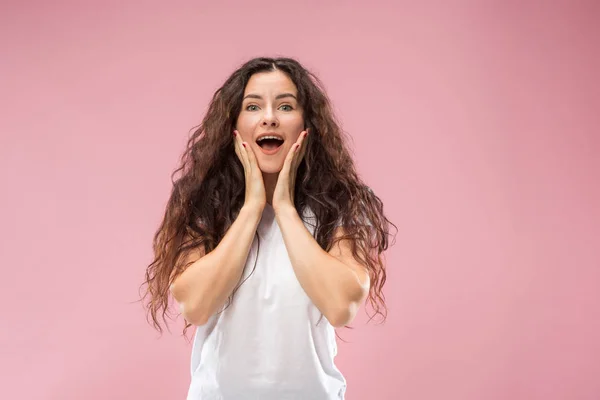 Güzel kadın sürpriz izole üzerinde pembe arıyor — Stok fotoğraf