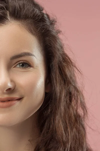 Die glückliche Geschäftsfrau, die vor rosa Hintergrund steht und lächelt. — Stockfoto