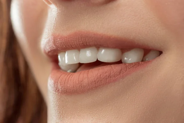 Tökéletes ajkak. Szexi lány száját közelről. Fiatal nő szépségét mosoly. — Stock Fotó