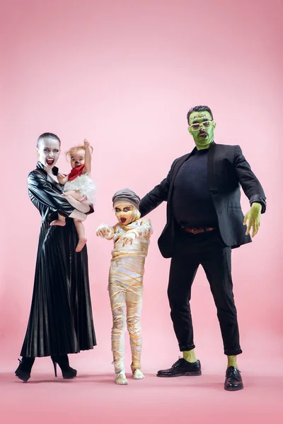 Halloween familj. Lycklig far, mor och barn flickor i Halloween-kostym och smink — Stockfoto