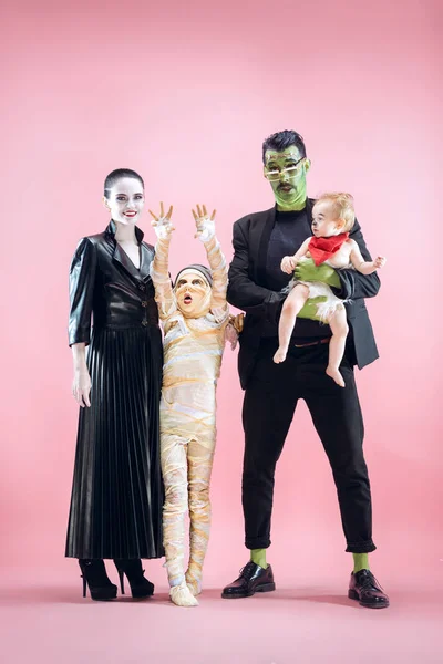 Halloween familie. Gelukkig vader, moeder en kinderen meisjes in Halloween kostuum en make-up — Stockfoto