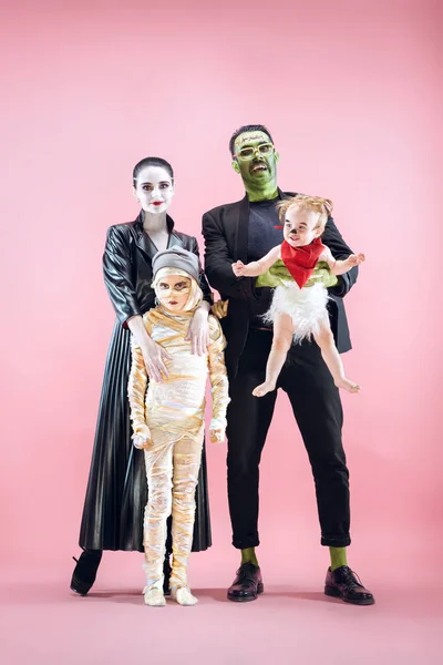 할로윈 가족입니다. 행복 한 아버지, 어머니와 어린이 여자 할로윈 의상 및 메이크업 — 스톡 사진