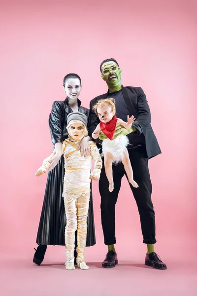 Halloween familie. Gelukkig vader, moeder en kinderen meisjes in Halloween kostuum en make-up — Stockfoto