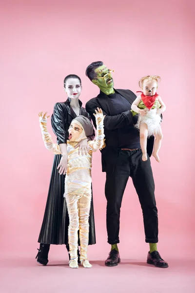 Halloween familj. Lycklig far, mor och barn flickor i Halloween-kostym och smink — Stockfoto