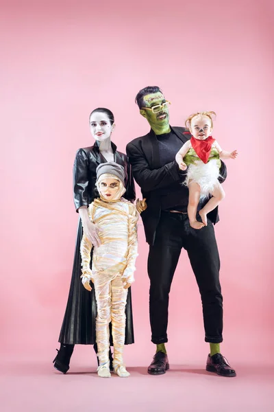 Cadılar Bayramı aile. Mutlu baba, anne ve çocuk kız Halloween kostüm ve makyaj — Stok fotoğraf