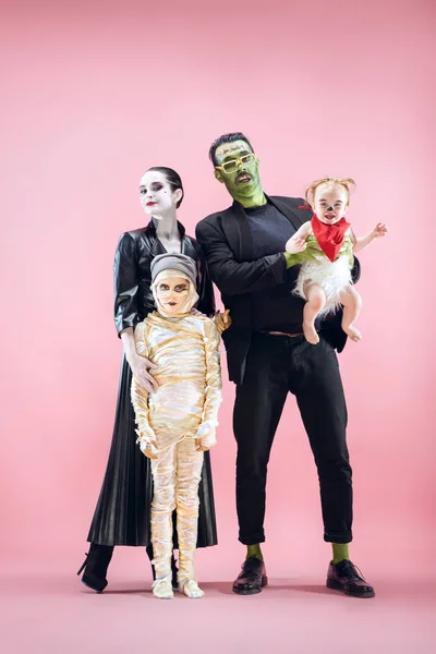 Cadılar Bayramı aile. Mutlu baba, anne ve çocuk kız Halloween kostüm ve makyaj — Stok fotoğraf