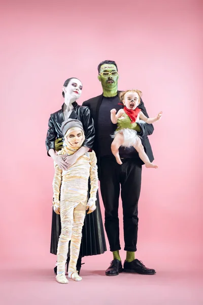 Familia Halloween. Feliz padre, madre e hijos niñas en disfraz y maquillaje de Halloween — Foto de Stock