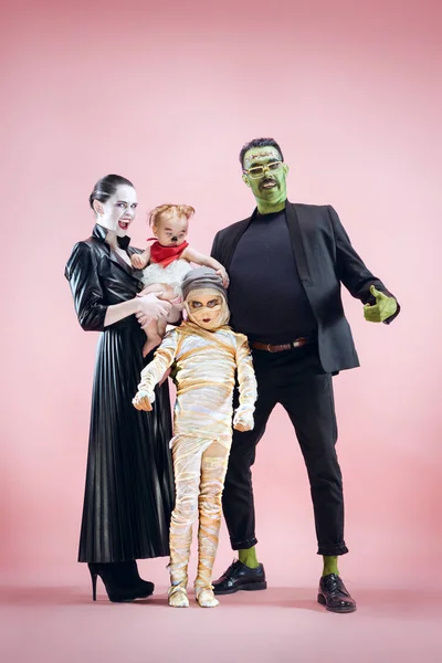 Famille Halloween Joyeux Pere Mere Et Enfants Filles En Costume Et Maquillage D Halloween Image Libre De Droit Par Vova Gmail Com C Famille Halloween Joyeux Pere Mere Et Enfants Filles En Costume Et Maquillage D Halloween Image Libre De Droit Par Vova Gmail Com C