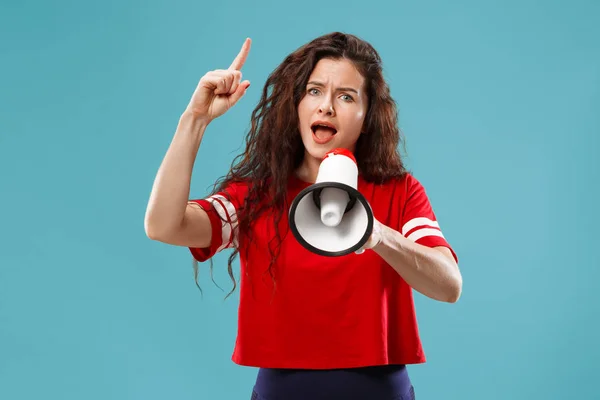 Mulher fazendo anúncio com megafone — Fotografia de Stock