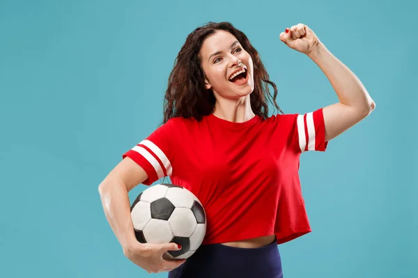Fanoušek sportu žena hráč drží fotbalový míč izolovaných na modrém pozadí — Stock fotografie