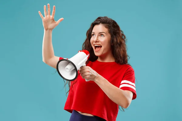 Mulher fazendo anúncio com megafone — Fotografia de Stock