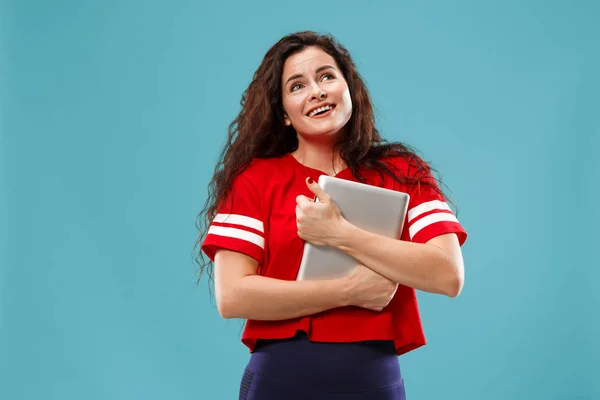 A boldog üzletasszony piros laptop-kék — Stock Fotó