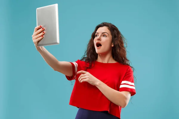 The happy businesswoman with red laptop on blue — Stock Photo, Image