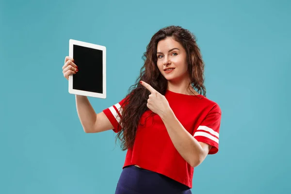 Die glückliche Geschäftsfrau mit rotem Laptop auf blauem — Stockfoto