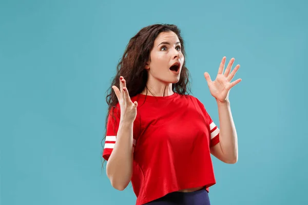 Hermosa mujer mirando sorprendido aislado en azul —  Fotos de Stock