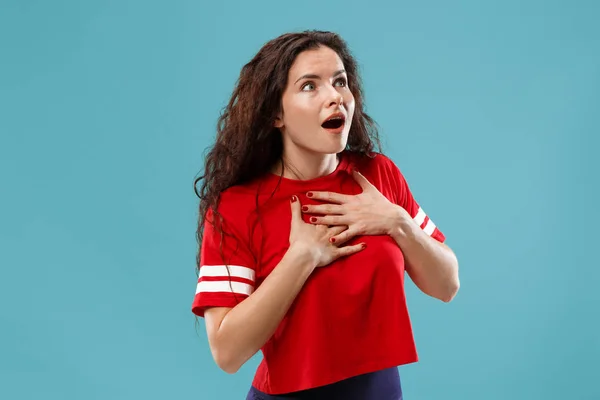 Beautiful woman looking suprised isolated on blue — Stock Photo, Image