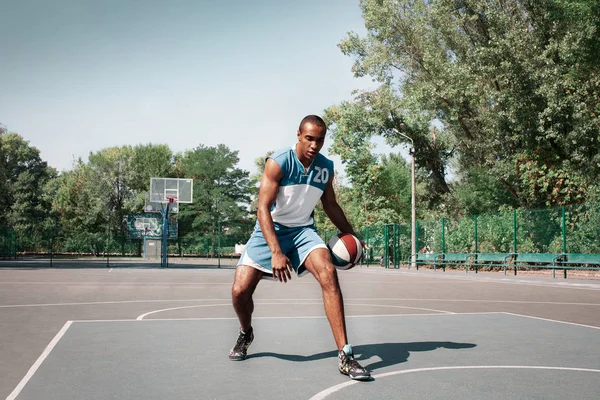 Imagen de un joven jugador de baloncesto africano confuso practicando —  Fotos de Stock