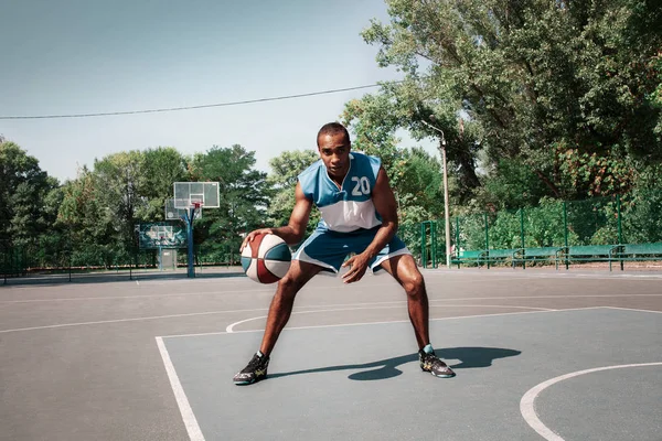 Imagen de un joven jugador de baloncesto africano confuso practicando —  Fotos de Stock